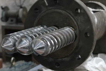 擠出機機筒螺桿裂斷的原因是什么?