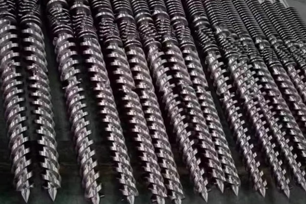 單螺桿橡膠擠出機的螺桿實拍照片